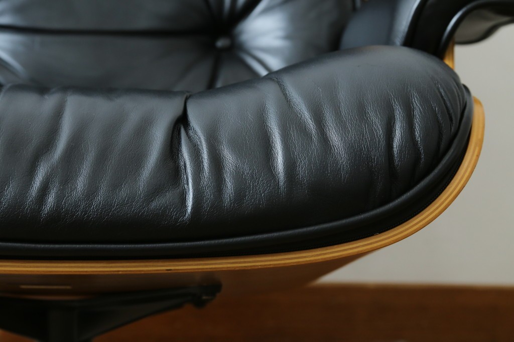 中古美品　Herman Miller(ハーマンミラー)　レザー　革のコンディション良好　こだわり抜かれた座り心地のイームズラウンジチェアとオットマンのセット　定価約113万円　(R-086620)