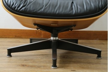 中古美品　Herman Miller(ハーマンミラー)　レザー　革のコンディション良好　こだわり抜かれた座り心地のイームズラウンジチェアとオットマンのセット　定価約113万円　(R-086620)