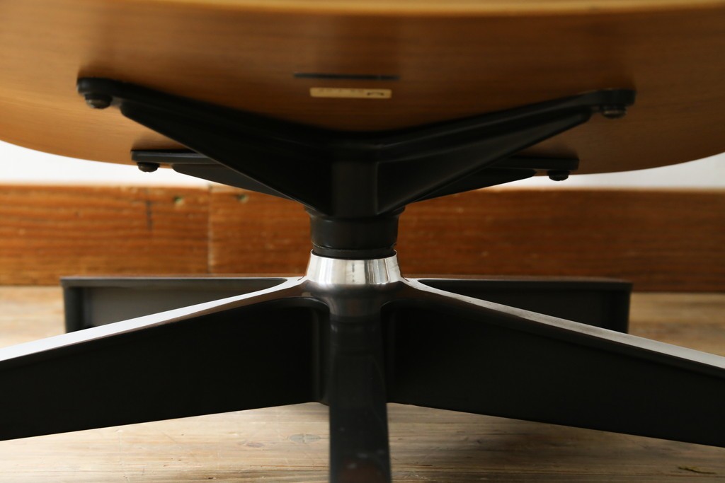 中古美品　Herman Miller(ハーマンミラー)　レザー　革のコンディション良好　こだわり抜かれた座り心地のイームズラウンジチェアとオットマンのセット　定価約113万円　(R-086620)