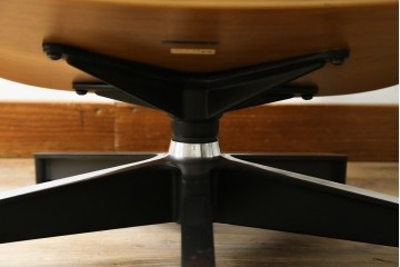 中古美品　Herman Miller(ハーマンミラー)　レザー　革のコンディション良好　こだわり抜かれた座り心地のイームズラウンジチェアとオットマンのセット　定価約113万円　(R-086620)