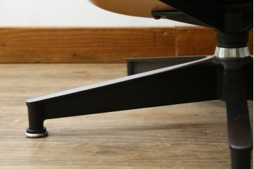 中古美品　Herman Miller(ハーマンミラー)　レザー　革のコンディション良好　こだわり抜かれた座り心地のイームズラウンジチェアとオットマンのセット　定価約113万円　(R-086620)
