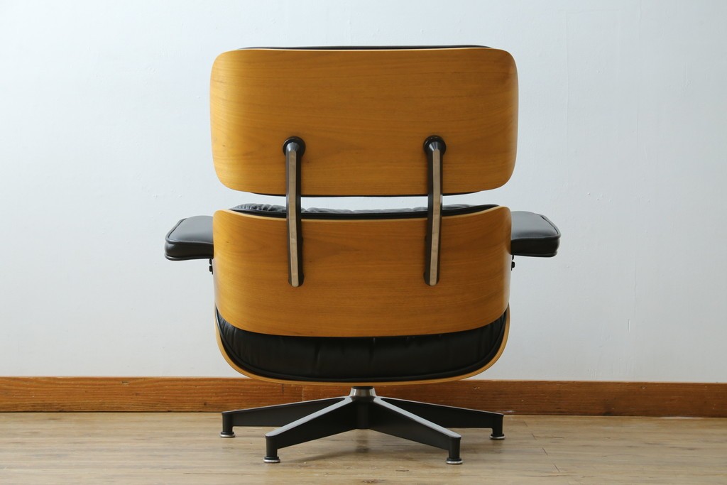 中古美品　Herman Miller(ハーマンミラー)　レザー　革のコンディション良好　こだわり抜かれた座り心地のイームズラウンジチェアとオットマンのセット　定価約113万円　(R-086620)