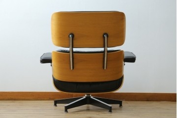 中古美品　Herman Miller(ハーマンミラー)　レザー　革のコンディション良好　こだわり抜かれた座り心地のイームズラウンジチェアとオットマンのセット　定価約113万円　(R-086620)