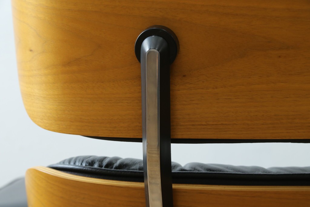 中古美品　Herman Miller(ハーマンミラー)　レザー　革のコンディション良好　こだわり抜かれた座り心地のイームズラウンジチェアとオットマンのセット　定価約113万円　(R-086620)