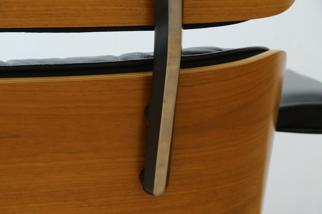 中古美品　Herman Miller(ハーマンミラー)　レザー　革のコンディション良好　こだわり抜かれた座り心地のイームズラウンジチェアとオットマンのセット　定価約113万円　(R-086620)