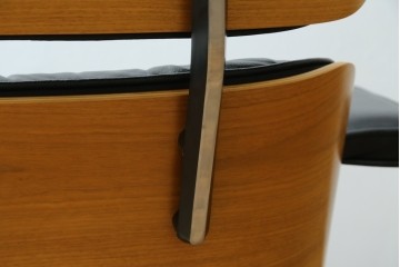 中古美品　Herman Miller(ハーマンミラー)　レザー　革のコンディション良好　こだわり抜かれた座り心地のイームズラウンジチェアとオットマンのセット　定価約113万円　(R-086620)