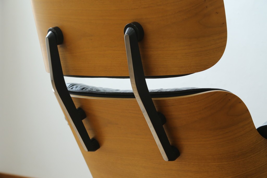 中古美品　Herman Miller(ハーマンミラー)　レザー　革のコンディション良好　こだわり抜かれた座り心地のイームズラウンジチェアとオットマンのセット　定価約113万円　(R-086620)