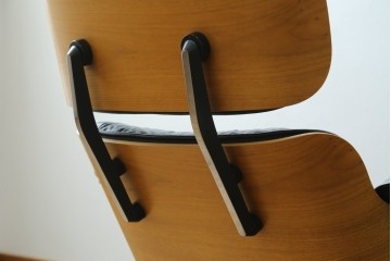 中古美品　Herman Miller(ハーマンミラー)　レザー　革のコンディション良好　こだわり抜かれた座り心地のイームズラウンジチェアとオットマンのセット　定価約113万円　(R-086620)