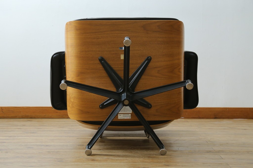 中古美品　Herman Miller(ハーマンミラー)　レザー　革のコンディション良好　こだわり抜かれた座り心地のイームズラウンジチェアとオットマンのセット　定価約113万円　(R-086620)