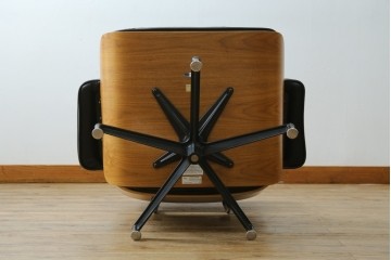 中古美品　Herman Miller(ハーマンミラー)　レザー　革のコンディション良好　こだわり抜かれた座り心地のイームズラウンジチェアとオットマンのセット　定価約113万円　(R-086620)