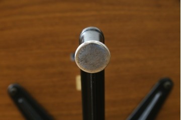 中古美品　Herman Miller(ハーマンミラー)　レザー　革のコンディション良好　こだわり抜かれた座り心地のイームズラウンジチェアとオットマンのセット　定価約113万円　(R-086620)