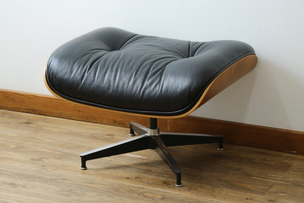 中古美品　Herman Miller(ハーマンミラー)　レザー　革のコンディション良好　こだわり抜かれた座り心地のイームズラウンジチェアとオットマンのセット　定価約113万円　(R-086620)