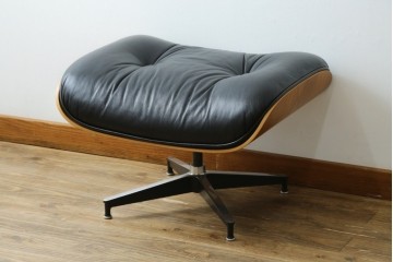 中古美品　Herman Miller(ハーマンミラー)　レザー　革のコンディション良好　こだわり抜かれた座り心地のイームズラウンジチェアとオットマンのセット　定価約113万円　(R-086620)