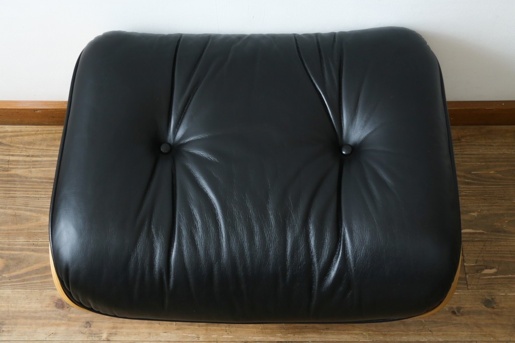 中古美品　Herman Miller(ハーマンミラー)　レザー　革のコンディション良好　こだわり抜かれた座り心地のイームズラウンジチェアとオットマンのセット　定価約113万円　(R-086620)