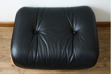 中古美品　Herman Miller(ハーマンミラー)　レザー　革のコンディション良好　こだわり抜かれた座り心地のイームズラウンジチェアとオットマンのセット　定価約113万円　(R-086620)
