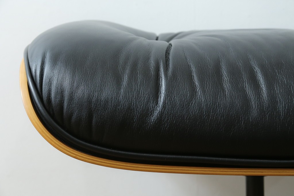 中古美品　Herman Miller(ハーマンミラー)　レザー　革のコンディション良好　こだわり抜かれた座り心地のイームズラウンジチェアとオットマンのセット　定価約113万円　(R-086620)