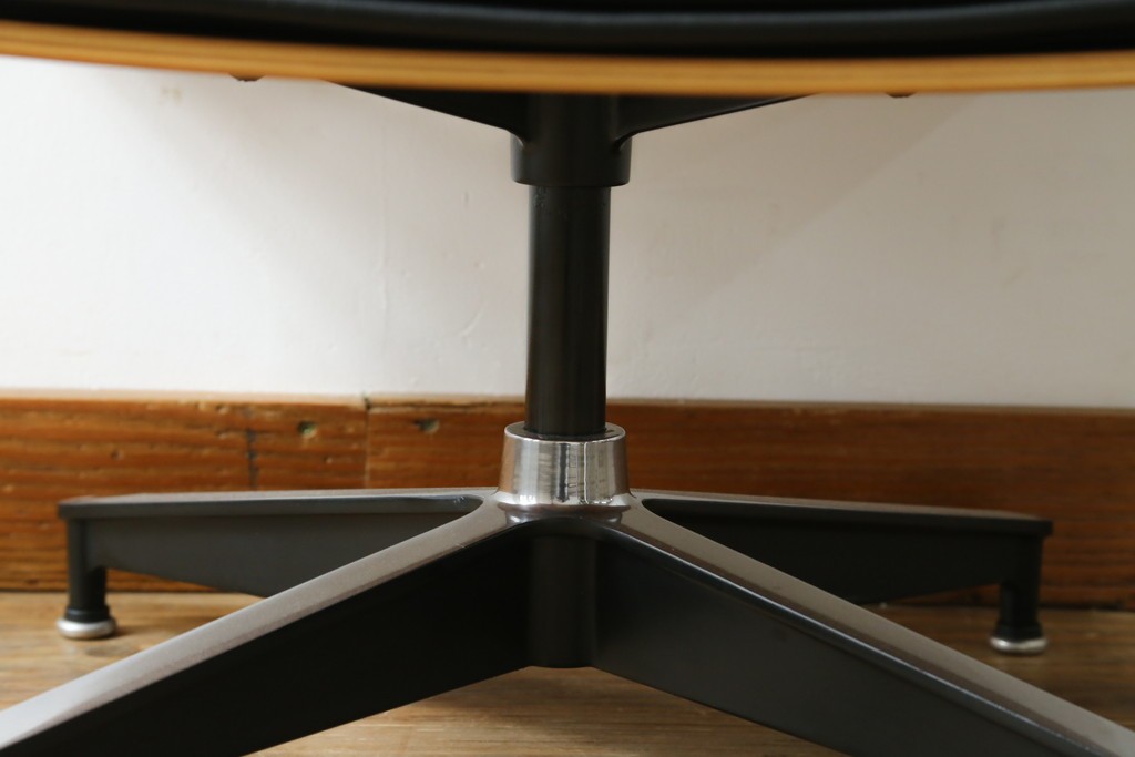 中古美品　Herman Miller(ハーマンミラー)　レザー　革のコンディション良好　こだわり抜かれた座り心地のイームズラウンジチェアとオットマンのセット　定価約113万円　(R-086620)