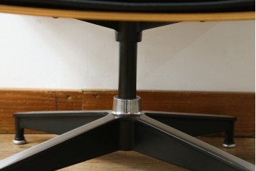中古美品　Herman Miller(ハーマンミラー)　レザー　革のコンディション良好　こだわり抜かれた座り心地のイームズラウンジチェアとオットマンのセット　定価約113万円　(R-086620)