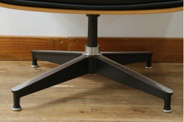 中古美品　Herman Miller(ハーマンミラー)　レザー　革のコンディション良好　こだわり抜かれた座り心地のイームズラウンジチェアとオットマンのセット　定価約113万円　(R-086620)