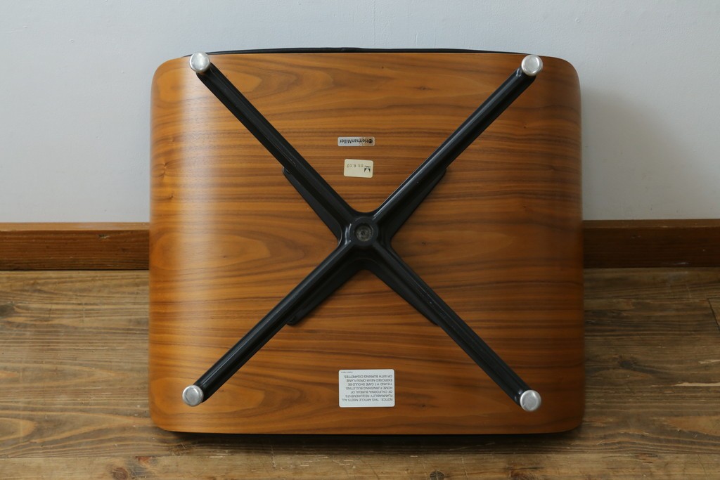中古美品　Herman Miller(ハーマンミラー)　レザー　革のコンディション良好　こだわり抜かれた座り心地のイームズラウンジチェアとオットマンのセット　定価約113万円　(R-086620)