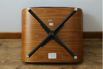 中古美品　Herman Miller(ハーマンミラー)　レザー　革のコンディション良好　こだわり抜かれた座り心地のイームズラウンジチェアとオットマンのセット　定価約113万円　(R-086620)