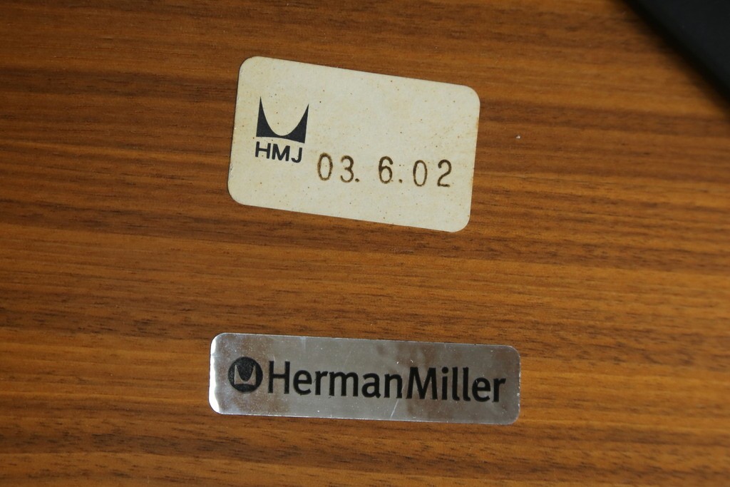 中古美品　Herman Miller(ハーマンミラー)　レザー　革のコンディション良好　こだわり抜かれた座り心地のイームズラウンジチェアとオットマンのセット　定価約113万円　(R-086620)