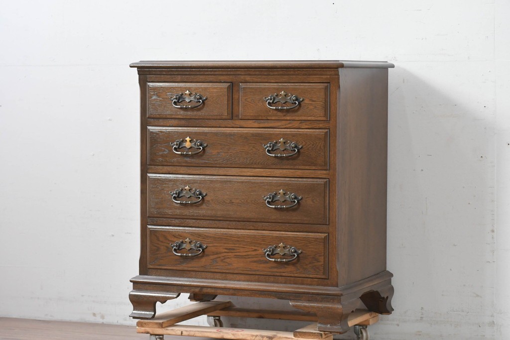 中古　超美品　使用感ほぼなし　横浜クラシック家具　ノックオンウッド(knockonwood)　楢(ナラ)材　クラシカルな引手金具のチェスト　定価約25万円　(R-086621)
