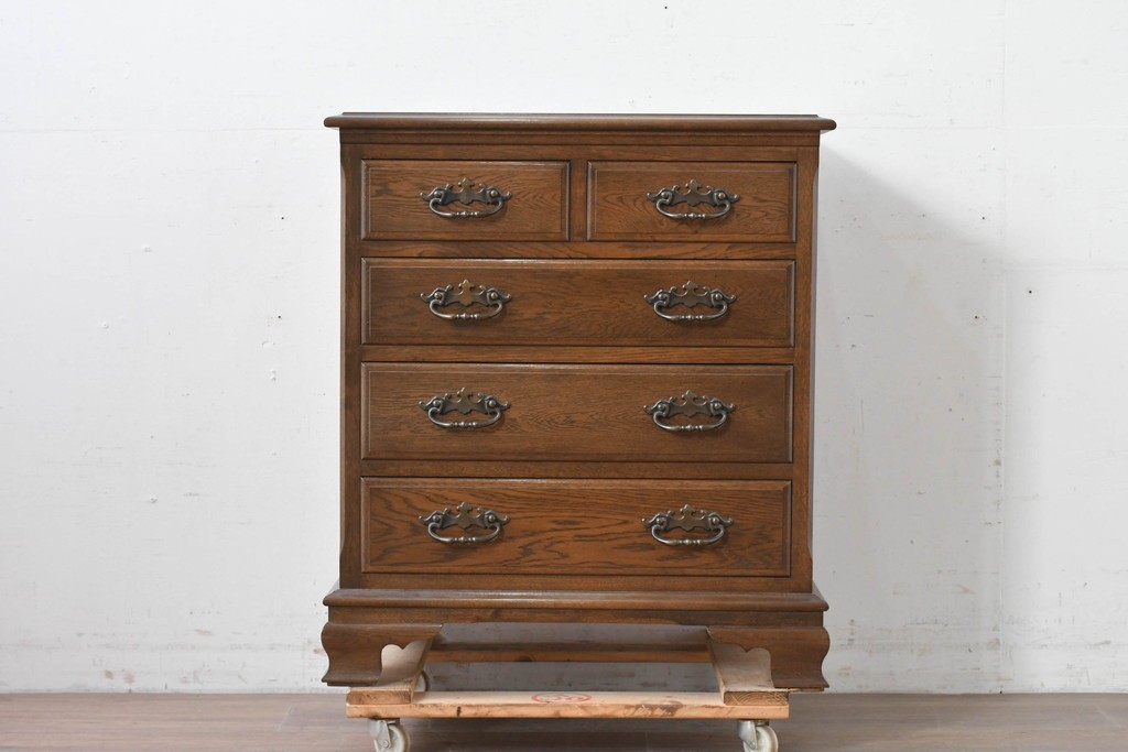 中古　超美品　使用感ほぼなし　横浜クラシック家具　ノックオンウッド(knockonwood)　楢(ナラ)材　クラシカルな引手金具のチェスト　定価約25万円　(R-086621)