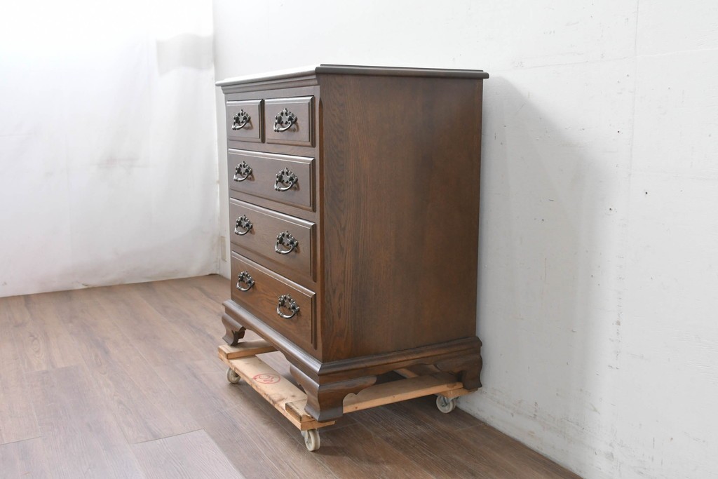 中古　超美品　使用感ほぼなし　横浜クラシック家具　ノックオンウッド(knockonwood)　楢(ナラ)材　クラシカルな引手金具のチェスト　定価約25万円　(R-086621)