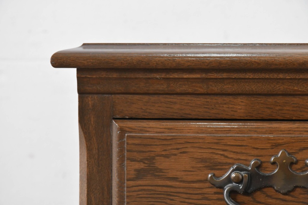 中古　超美品　使用感ほぼなし　横浜クラシック家具　ノックオンウッド(knockonwood)　楢(ナラ)材　クラシカルな引手金具のチェスト　定価約25万円　(R-086621)