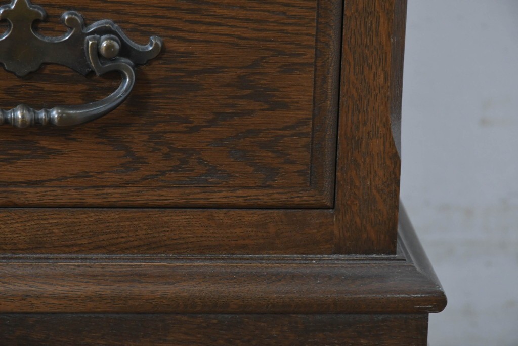 中古　超美品　使用感ほぼなし　横浜クラシック家具　ノックオンウッド(knockonwood)　楢(ナラ)材　クラシカルな引手金具のチェスト　定価約25万円　(R-086621)