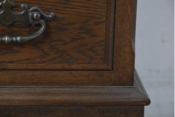 中古　超美品　使用感ほぼなし　横浜クラシック家具　ノックオンウッド(knockonwood)　楢(ナラ)材　クラシカルな引手金具のチェスト　定価約25万円　(R-086621)