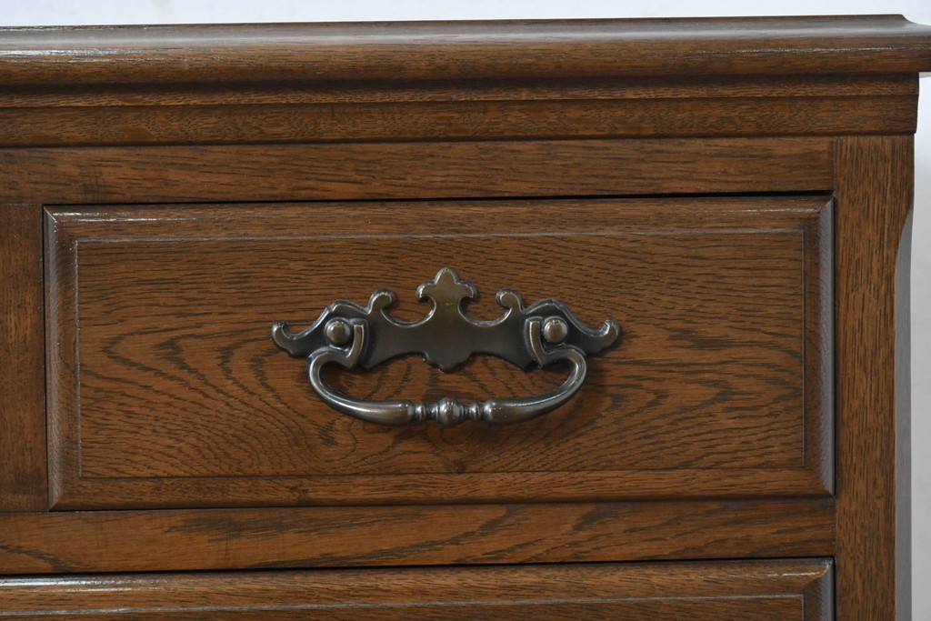 中古　超美品　使用感ほぼなし　横浜クラシック家具　ノックオンウッド(knockonwood)　楢(ナラ)材　クラシカルな引手金具のチェスト　定価約25万円　(R-086621)
