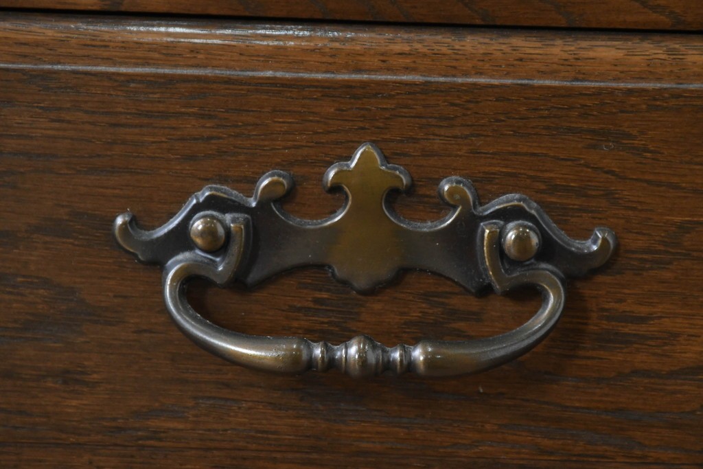中古　超美品　使用感ほぼなし　横浜クラシック家具　ノックオンウッド(knockonwood)　楢(ナラ)材　クラシカルな引手金具のチェスト　定価約25万円　(R-086621)