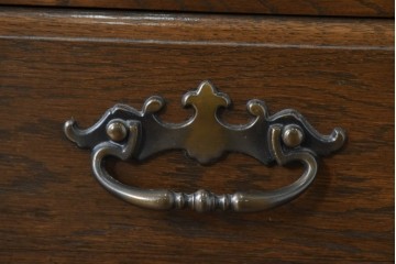 中古　超美品　使用感ほぼなし　横浜クラシック家具　ノックオンウッド(knockonwood)　楢(ナラ)材　クラシカルな引手金具のチェスト　定価約25万円　(R-086621)