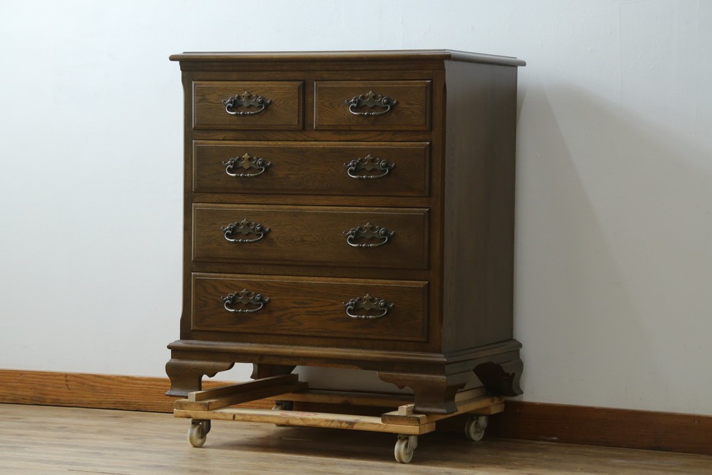 中古　超美品　使用感ほぼなし　横浜クラシック家具　ノックオンウッド(knockonwood)　楢(ナラ)材　クラシカルな引手金具のチェスト　定価約25万円　(R-086621)