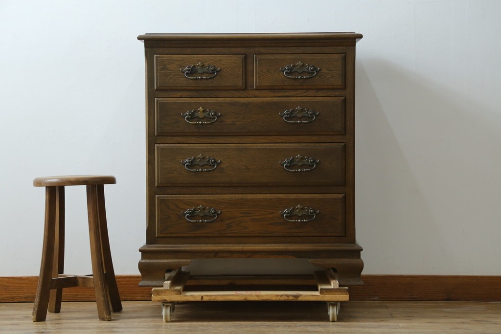 中古　超美品　使用感ほぼなし　横浜クラシック家具　ノックオンウッド(knockonwood)　楢(ナラ)材　クラシカルな引手金具のチェスト　定価約25万円　(R-086621)