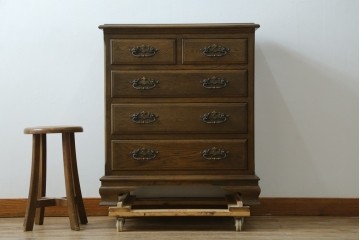 中古　超美品　使用感ほぼなし　横浜クラシック家具　ノックオンウッド(knockonwood)　楢(ナラ)材　クラシカルな引手金具のチェスト　定価約25万円　(R-086621)