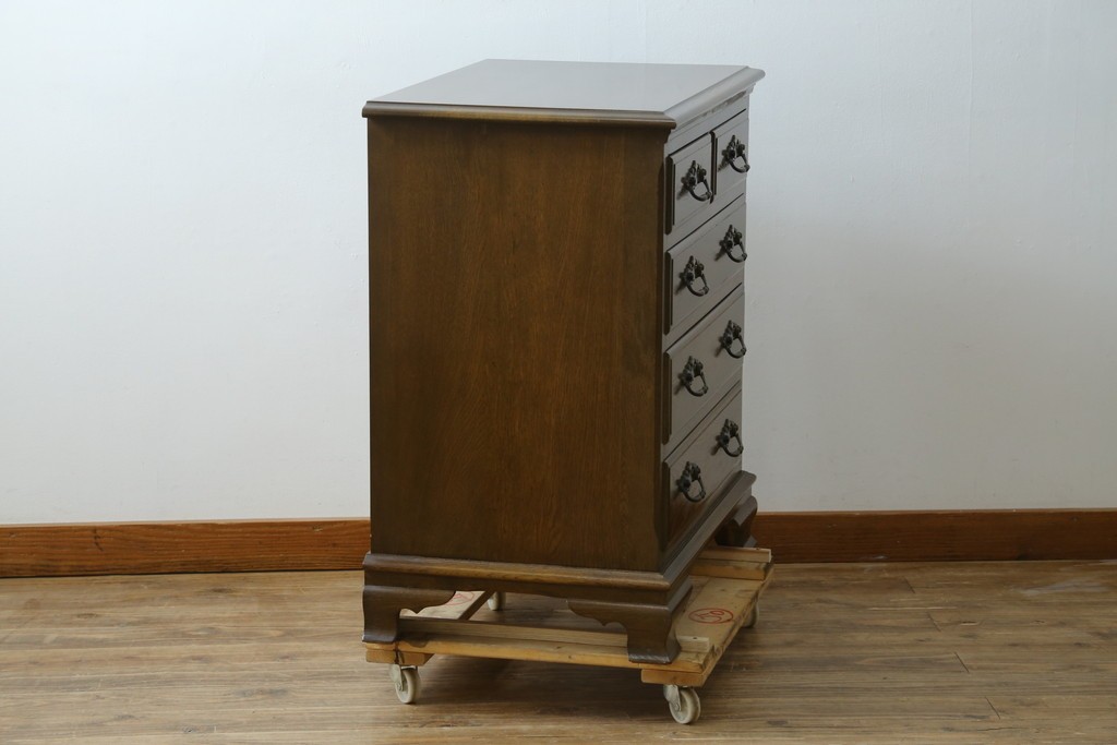 中古　超美品　使用感ほぼなし　横浜クラシック家具　ノックオンウッド(knockonwood)　楢(ナラ)材　クラシカルな引手金具のチェスト　定価約25万円　(R-086621)