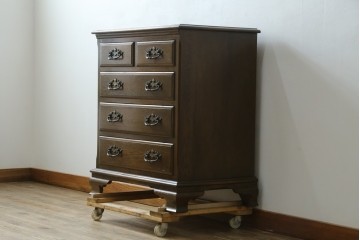 中古　超美品　使用感ほぼなし　横浜クラシック家具　ノックオンウッド(knockonwood)　楢(ナラ)材　クラシカルな引手金具のチェスト　定価約25万円　(R-086621)