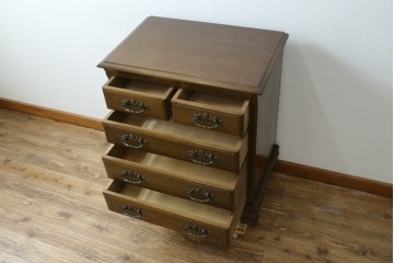 中古　超美品　使用感ほぼなし　横浜クラシック家具　ノックオンウッド(knockonwood)　楢(ナラ)材　クラシカルな引手金具のチェスト　定価約25万円　(R-086621)