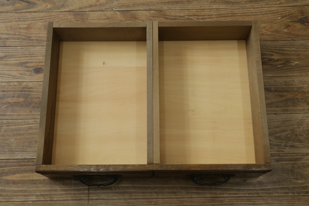 中古　超美品　使用感ほぼなし　横浜クラシック家具　ノックオンウッド(knockonwood)　楢(ナラ)材　クラシカルな引手金具のチェスト　定価約25万円　(R-086621)
