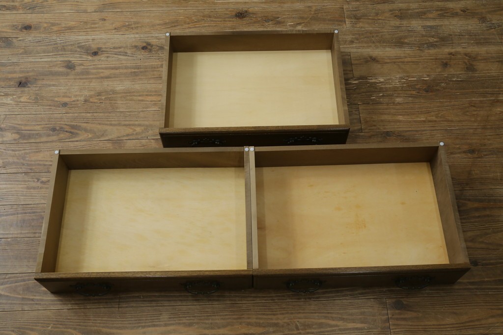 中古　超美品　使用感ほぼなし　横浜クラシック家具　ノックオンウッド(knockonwood)　楢(ナラ)材　クラシカルな引手金具のチェスト　定価約25万円　(R-086621)