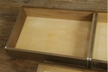 中古　超美品　使用感ほぼなし　横浜クラシック家具　ノックオンウッド(knockonwood)　楢(ナラ)材　クラシカルな引手金具のチェスト　定価約25万円　(R-086621)