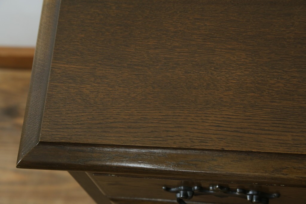 中古　超美品　使用感ほぼなし　横浜クラシック家具　ノックオンウッド(knockonwood)　楢(ナラ)材　クラシカルな引手金具のチェスト　定価約25万円　(R-086621)