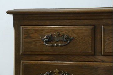 中古　超美品　使用感ほぼなし　横浜クラシック家具　ノックオンウッド(knockonwood)　楢(ナラ)材　クラシカルな引手金具のチェスト　定価約25万円　(R-086621)