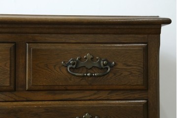 中古　超美品　使用感ほぼなし　横浜クラシック家具　ノックオンウッド(knockonwood)　楢(ナラ)材　クラシカルな引手金具のチェスト　定価約25万円　(R-086621)