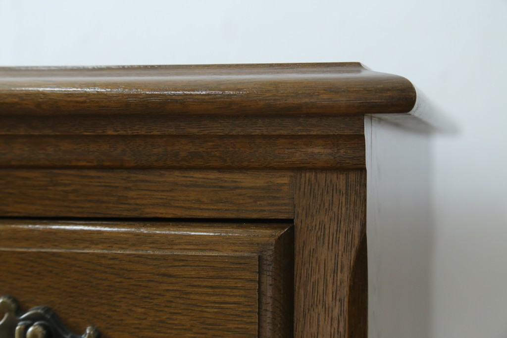 中古　超美品　使用感ほぼなし　横浜クラシック家具　ノックオンウッド(knockonwood)　楢(ナラ)材　クラシカルな引手金具のチェスト　定価約25万円　(R-086621)