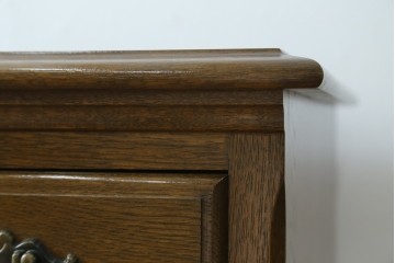 中古　超美品　使用感ほぼなし　横浜クラシック家具　ノックオンウッド(knockonwood)　楢(ナラ)材　クラシカルな引手金具のチェスト　定価約25万円　(R-086621)