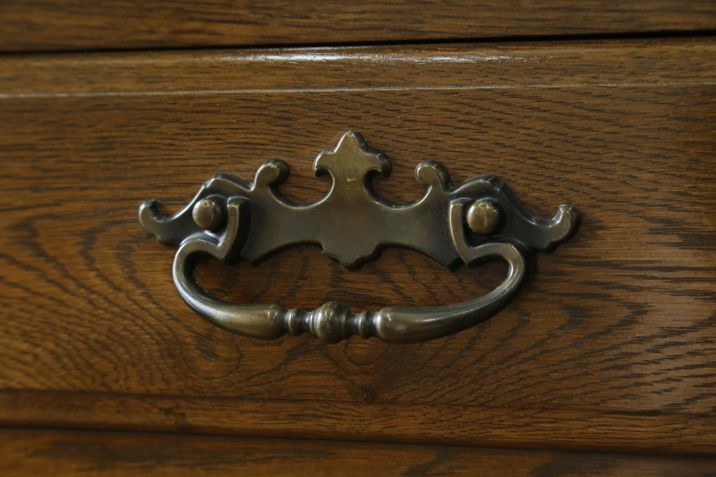 中古　超美品　使用感ほぼなし　横浜クラシック家具　ノックオンウッド(knockonwood)　楢(ナラ)材　クラシカルな引手金具のチェスト　定価約25万円　(R-086621)